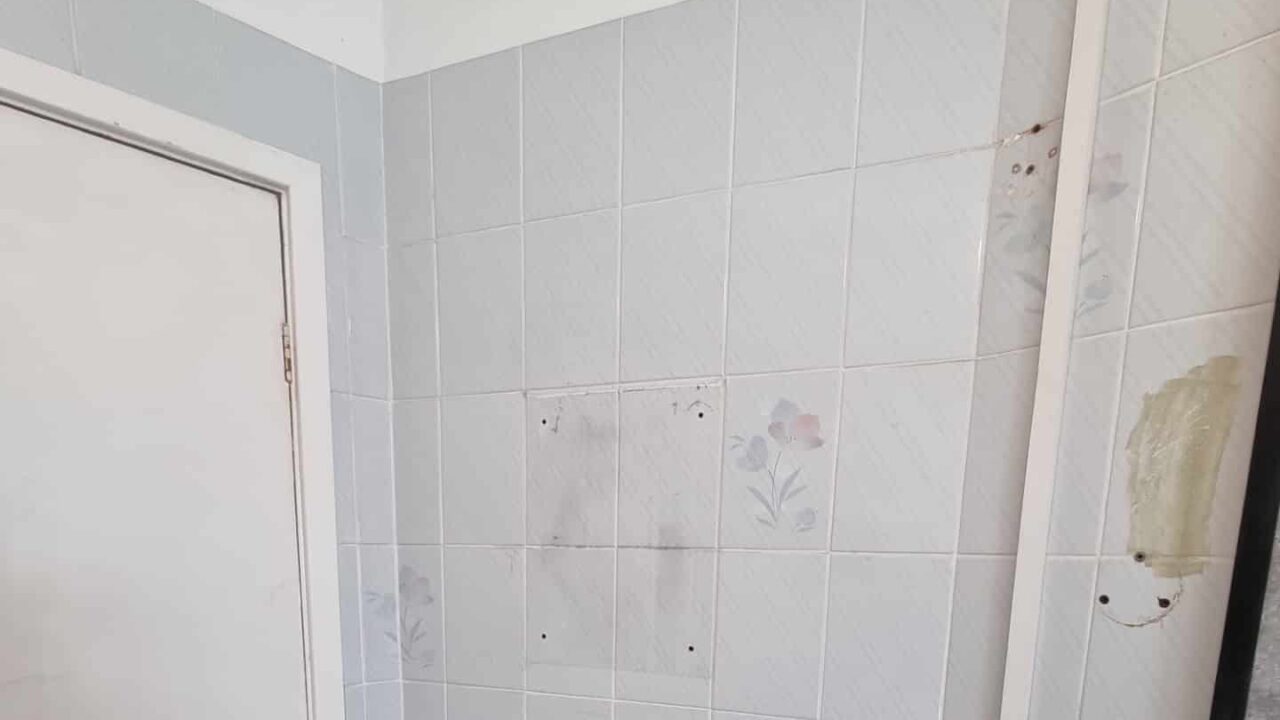 How to Paint Ceramic Tiles - a Full Guide - Decorator's forum UK